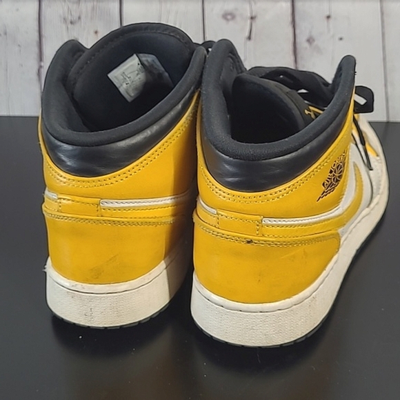 Nike Air Jordan 1 Mid US University Gold Yellow Shoes 554724-170 Youth 7/ W 8 - Picture 11 of 17